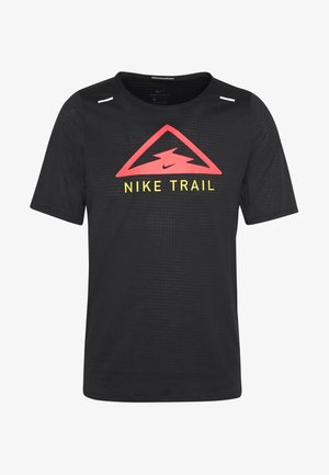 Czarna koszulka do biegania Nike Dri-FIT z krótkim rękawem, z czerwono-żółtym logo „Nike Trail” z przodu, wykonana z lekkiego, oddychającego materiału.