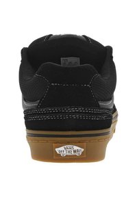 Sneaker nera con tomaia in rete e camoscio, dettagli di cuciture rinforzate, suola in gomma naturale e logo "VANS OFF THE WALL" sul tallone.