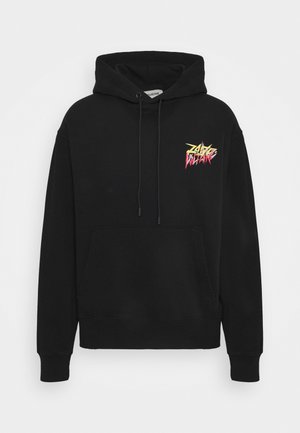 Czarna bluza z kapturem typu pullover z kieszenią z przodu, kapturem ze sznurkiem i małym żółto-różowym nadrukiem po lewej stronie klatki piersiowej.