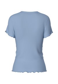 T-shirt bleu clair à côtes avec un ourlet en forme de feston et des manches courtes. Le tissu semble doux et ajusté. Pas de logos ni de motifs visibles.