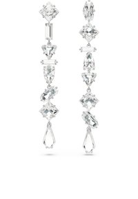 Långa hängande örhängen bestående av klara ädelstenar i olika former, inklusive diamanter och droppar, satte i silvermetal.