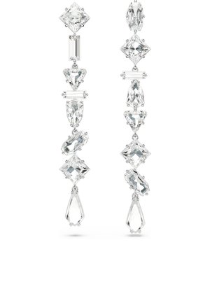 Lange, hangende oorbellen samengesteld uit heldere edelstenen in verschillende vormen, waaronder diamanten en druppels, gezet in zilveren metaal.