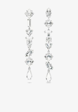 Orecchini pendenti lunghi composti da gemme trasparenti di varie forme, tra cui diamanti e gocce, incastonati in metallo argento.