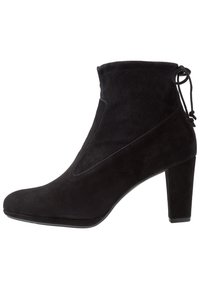 Černá semišová kotníková bota s vysokým podpatkem, zaoblenou špičkou a hladkým, nezdobeným povrchem. Na zadní straně je poutko s tkaničkou.