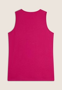 Top senza maniche fucsia con scollatura rotonda, realizzato in tessuto liscio. Design semplice senza loghi o motivi visibili.