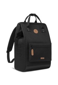 Schwarzer Rucksack mit strukturiertem Design, aus Stoffmaterial, vorderer Reißverschluss-Tasche, Lederakzenten und verstellbaren Trägern.
