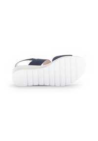 Zwarte sandaal met brede banden, witte rubberen zool en gestructureerde onderkant. Lichtgewicht ontwerp voor comfort en casual gebruik.