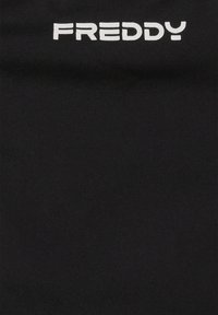 Musta urheilupaita, joka on valmistettu pehmeästä ja joustavasta kankaasta. Kehittää voimakasta valkoista "FREDDY"-logoa rinnassa. Sujuva pinta, vartalonmyötäinen malli.