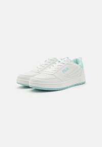 Hvite lær sneakers med lyseblå detaljer, perforert tekstur, flate lisser og en gummisåle med et teksturert grep-mønster.
