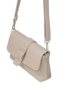 Borsa a tracolla beige in ecopelle testurizzata, con un flap dotato di una fibbia rettangolare in argento e una tracolla regolabile.