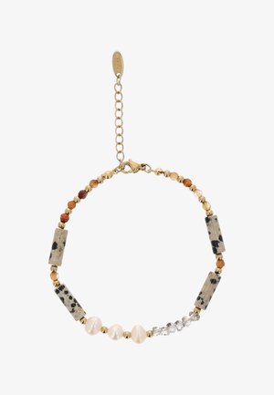 Verstelbare armband met gouden kralen, rechthoekige gevlekte stenen, onregelmatige witte parels en heldere kristalkralen aan een gouden kettingsluiting.