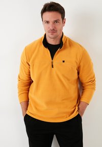 SLIM FIT - Polárpulóver - mustard color