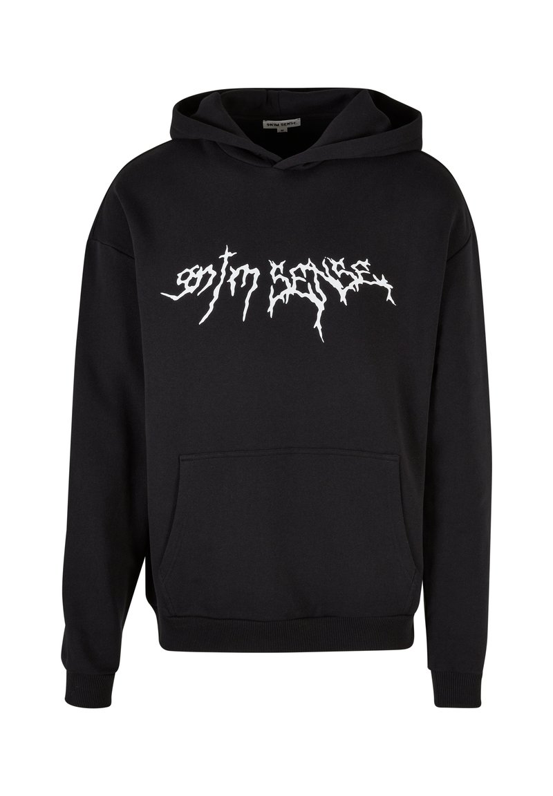 Schwarzer Hoodie aus Baumwolle, mit einer vorderen Kängurutasche, gerippten Bündchen und einem auffälligen weißen Grafikslogan auf der Brust.