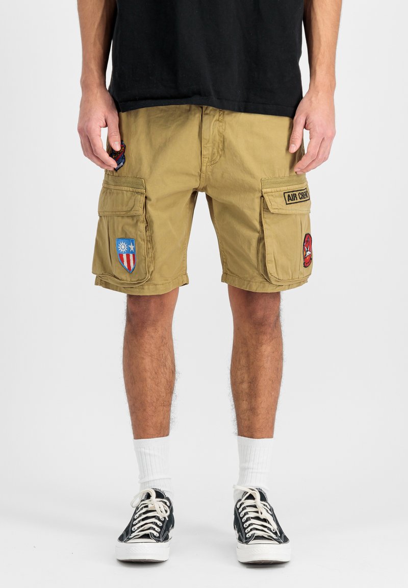 Khaki cargo šortky s viacerými vreckami, zdobené vyšívanými nášivkami. Vyrobené z odolnej tkaniny s voľným strihom, s dĺžkou nad kolená.