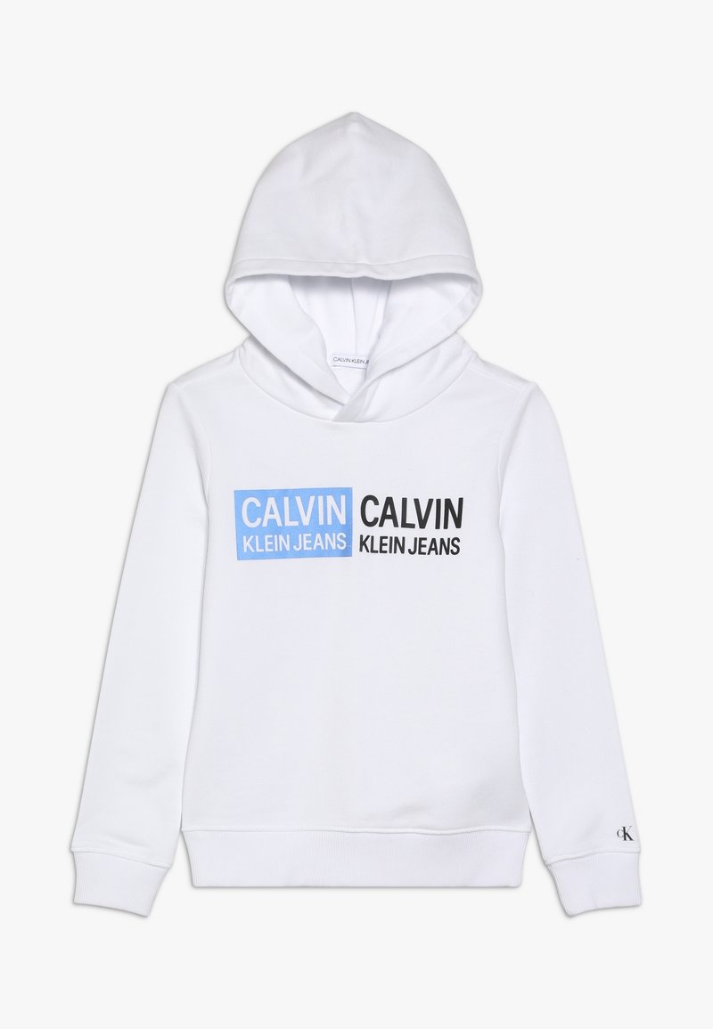 Biała bluza z kapturem wykonana z mieszanki bawełny, z nadrukiem na froncie w czarnym i niebieskim kolorze, z napisem "CALVIN KLEIN JEANS" na wysokości klatki piersiowej.