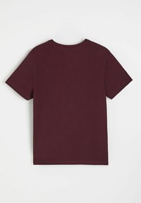 Bordowa koszulka z krótkim rękawem, wykonana z miękkiej bawełny. Prosty okrągły dekolt, przeszycia przy ramionach oraz prosty dół.