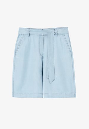 Pantalones cortos de color azul claro hechos de una tela suave, con una cinturilla atada, bolsillos delanteros y un diseño de corte recto.