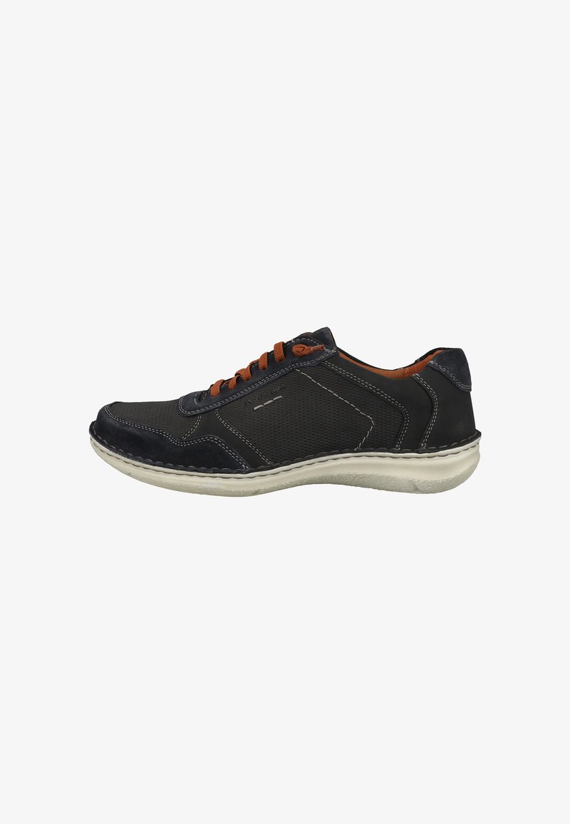 Sneaker da uomo con upper in mesh e pelle nera, dettagli in marrone, suola in gomma bianca, design a profilo basso e dettagli di cucitura a contrasto.
