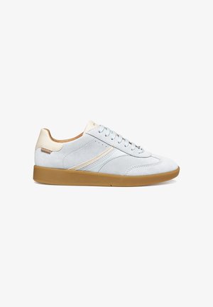 Witte suède sneaker met beige accenten en een gumrubberen zool, laag model en vetersluiting.