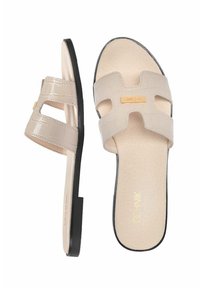 Beżowe klapki z teksturą krokodyla, otwartym noskiem i dwoma wyciętymi paskami. Miękka wkładka, ozdobiona złotymi elementami i czystą podeszwą.