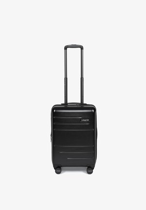 Schwarzer Hartschalenkoffer mit strukturierter Oberfläche, horizontalen Rillen, ausziehbarem Griff und vier Rädern für Mobilität.