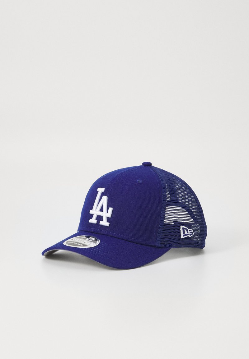 Lila Baseballkappe mit einem weißen "LA"-Logo auf der Vorderseite, Netzpaneelen auf der Rückseite und einem gebogenen Schirm. Besitzt einen Größenaufkleber auf dem Schirm.