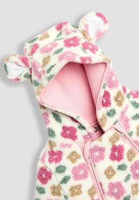 Chaqueta con capucha esponjosa en colores pastel, con patrones en rosa, verde y beige. Incluye orejas de oso y un forro suave en color rosa.