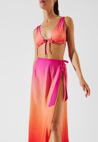 KARL LAGERFELD Complementos de playa - ombre hibiscus carmelia