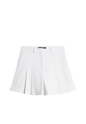 Shorts plissés blancs en tissu léger. Présentent des poches latérales et une ceinture propre avec une étiquette de marque visible à l'arrière.
