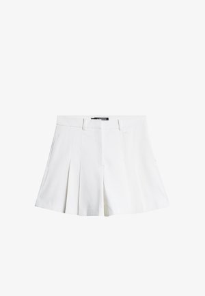 Białe plisowane szorty wykonane z lekkiego materiału. Posiadają boczne kieszenie oraz gładki pas z widoczną z tyłu metką marki.