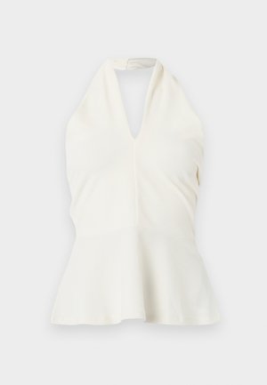 Haut blanc sans manches à col licou avec décolleté en V et légère basque, présenté sur un fond gris clair.