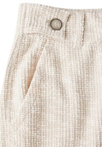 Strukturierter, off-white Stoff mit einem dezenten Muster, ausgestattet mit einem silbernen Knopfverschluss und einem plissierten Design am Taillenbund.