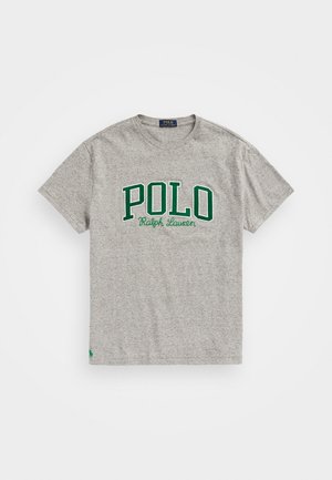 Šedé bavlněné tričko s krátkými rukávy, s vyšitým zeleným logem "POLO" a textem "Ralph Lauren" pod ním, se zeleným akcentem na lemu.