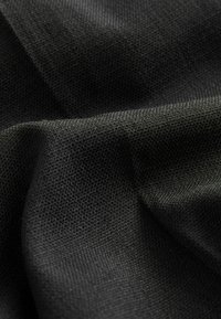 Tejido negro texturizado con un tejido fino, que presenta un suave caído y sutiles patrones, adecuado para diversas aplicaciones textiles.