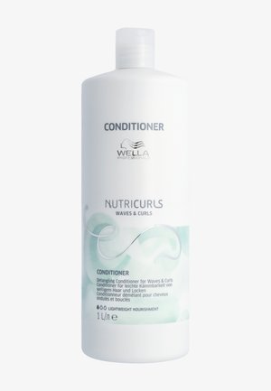 Après-shampoing Wella Professionals Nutricurls pour vagues et boucles, bouteille blanche de 1 litre avec un design vert clair, formule nourrissante légère.
