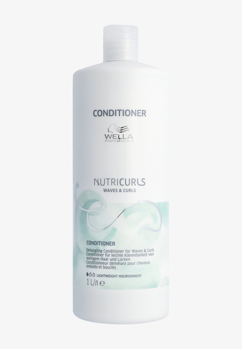 Après-shampoing Wella Professionals Nutricurls pour vagues et boucles, bouteille blanche de 1 litre avec un design vert clair, formule nourrissante légère.
