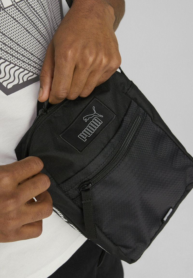 Puma EVO ESSENTIALS PORTABLE Umhängetasche black/schwarz Zalando.at