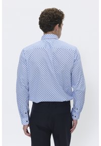Lichtblauw overhemd met een klein donkerblauw ruitpatroon, lange mouwen en enkele knoopmanchetten. Gladde stoftextuur.