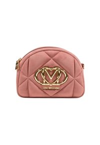 Borsa a tracolla in ecopelle trapuntata rosa, con ferramenta color oro e un noto logo "M". Forma arrotondata con chiusura a zip.