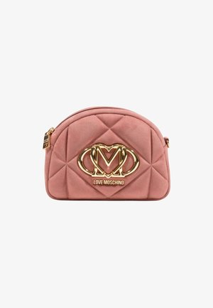 Sac à bandoulière en simili cuir matelassé rose avec des garnitures en métal doré et un logo "M" bien visible. Forme arrondie avec fermeture zippée.
