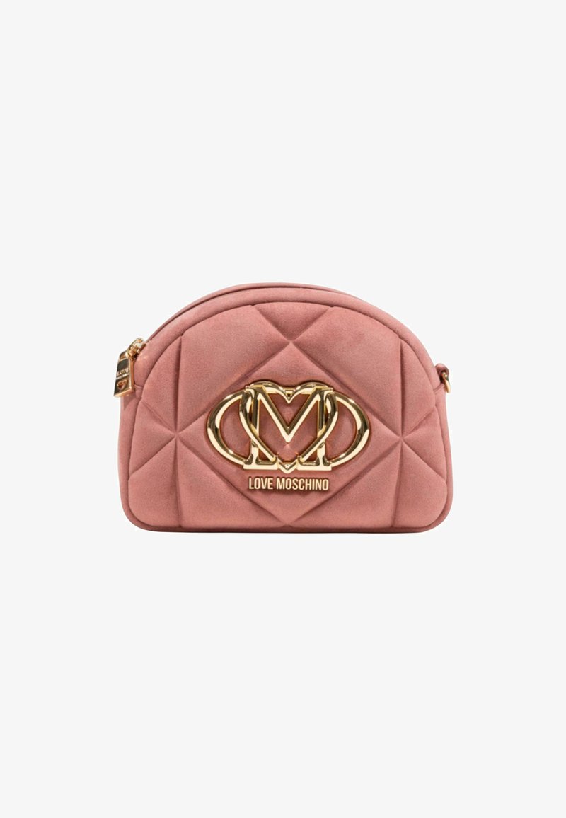 Sac à bandoulière en simili cuir matelassé rose avec des garnitures en métal doré et un logo "M" bien visible. Forme arrondie avec fermeture zippée.