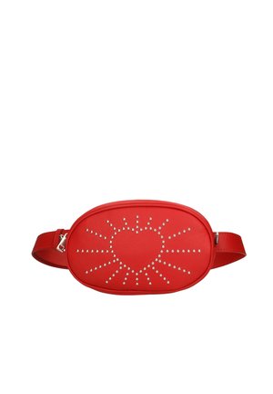 Rote Lederbauchtasche mit silbernen Nieten, die ein Herz- und Sonnenstrahl-Design bilden. Verfügt über einen verstellbaren Gurt und einen Reißverschluss.
