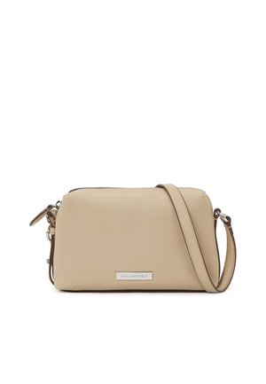 Béžová obdélníková kabelka přes rameno s dlouhým popruhem, zapínáním na zip a malou kovovou logovou destičkou na přední straně.