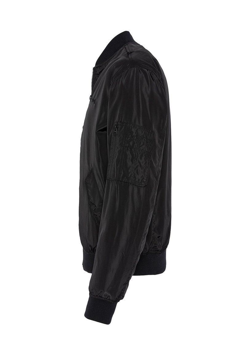 Schwarze Bomberjacke mit Reißverschluss vorne, gerippten Bündchen und Kragen, Seitentaschen und einer aufgesetzten Tasche am Ärmel. Glattes, glänzendes Material.