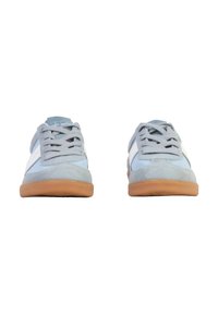 Paire de baskets bleu clair et gris avec des accents blancs et des semelles en gomme, vues de face sur un fond blanc.