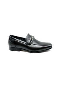 Mocassins en cuir noir avec une texture lisse, dotés d'un détail de boucle en ton argenté, d'un petit talon et d'un design de bout arrondi élégant.