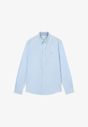 Světle modrá košile s dlouhým rukávem a límečkem, vyrobená z bavlny, s knoflíkovým zapínáním v přední části a vyšitým logem v modré barvě na levé části hrudi.