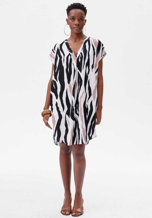 Korte mouw jurk met een zwart-wit zebra print, met tinten roze. Lichtgewicht stof en een V-hals ontwerp.