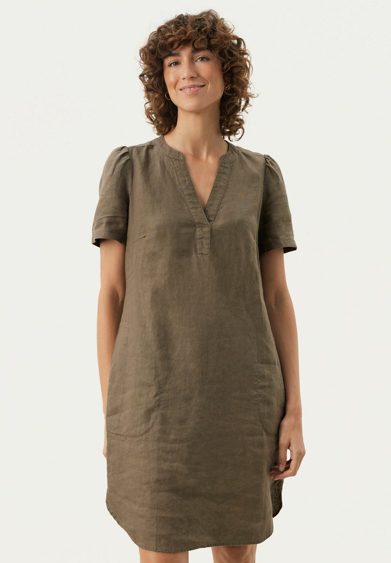 Olivengrünes Leinenkleid mit kurzen Ärmeln und V-Ausschnitt, mit lässigem Schnitt, Seitentaschen und subtiler Textur für zusätzliche Details.