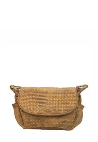 Sac en toile marron avec une surface texturée, doté d'une fermeture à rabat et d'un accent de logo. Côtés renforcés et quincaillerie dorée. Sangle ajustable.